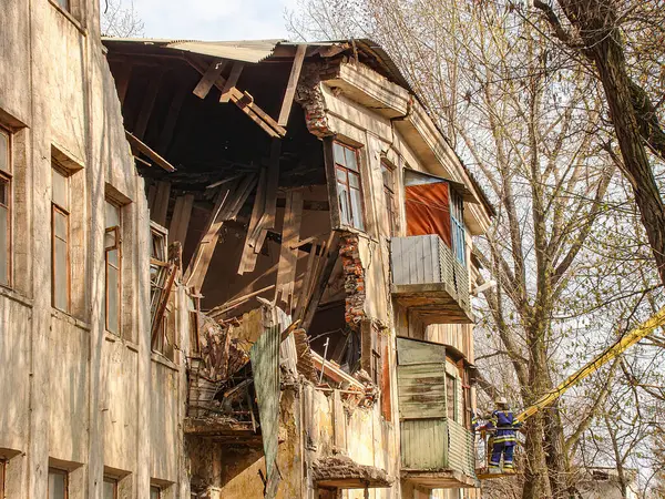 Ağır hasar görmüş bir bina, muhtemelen yakın zamanda meydana gelen bir yıkım yüzünden iç kısımlar, çökmüş kısımlar ve enkaz parçaları ile kaplı. Kostiantynivka, Ukrayna, 01-15-2013