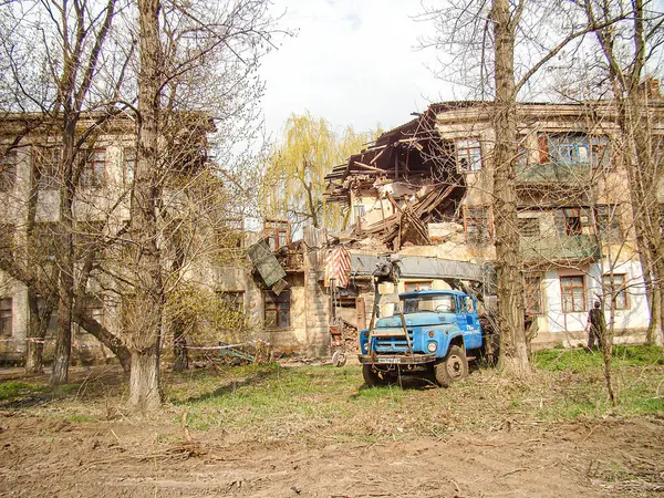 Sonbahar renkleri arasında hasar görmüş çok katlı bir bina, görülemeyen bir depremden kaynaklanan kararsız bir sahne Kostiantynivka, Ukrayna, 01-15-2013