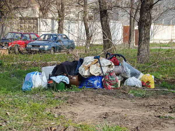 Çöpe atılmış bir yığın eşya, muhtemelen arka planda araçlar olan geçici bir yaşam alanı ve hiç kimse mevcut değil. Görüntü samimi bir anı yakalıyor, li Kostiantynivka, Ukrayna, 01-15-2013
