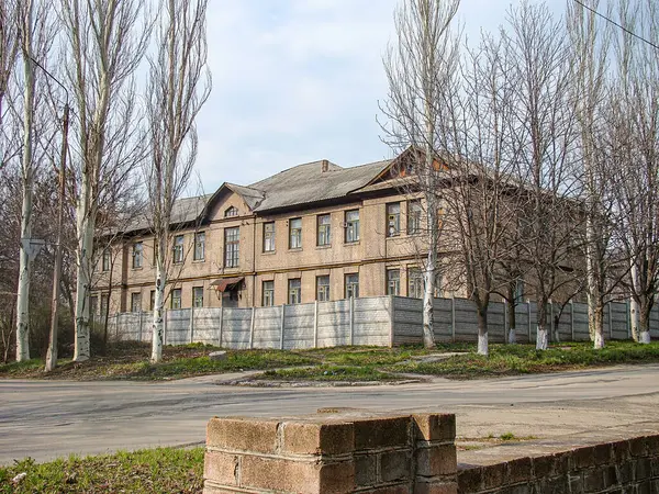 Daha soğuk bir mevsimde, çıplak Kostiantynivka, Ukrayna, 01-15-2013 'te çekildiği gibi paslanmış metal çitlerle çevrili, eski, pratik bir mimari yapının görüntüsü.