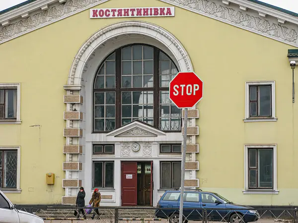 Arka planda klasik mağazası olan şehir manzarası. Yanından geçen, bulutlu gökyüzü Kostiantynivka, Ukrayna, 06-15-2013
