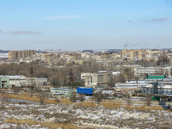Bir nehir kanalının her iki yanında apartman kompleksleri olan Doğu Avrupa kentsel bölgesinin kış manzarası Görüntü net ve ayrıntıları gösteriyor, Kostiantynivka, Ukrayna, 01-15-2013