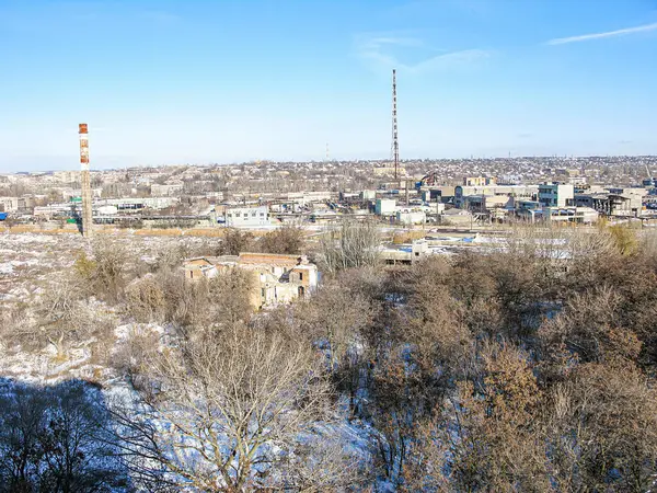 Gündüz vakti seyrek bitki örtüsü, konut binaları ve berrak gökyüzünün gölgeler Kostiantynivka, Ukrayna, 01-15-2013 'e samimi bir hava katıyor.