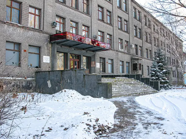 Kışın bulutlu gökyüzü altında beyaz çerçeveli çok katlı tuğla bir bina, Kostiantynivka, Ukrayna, 01-15-2013