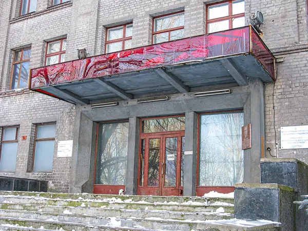 Çift kapılı, pencereli, balkonlu ve geniş pencereli tuğladan bir binanın dış görünüşü soğuk hava koşullarında muhtemelen Kostiantynivka, Ukrayna, 01-15-2013