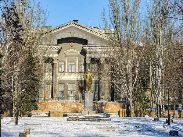 Karla kaplı zeminde Kostiantynivka, Ukrayna 'da 01-15-2013 tarihli merkezi heykeli olan, kış arkaplanına karşı büyük bir neoklasik bina.