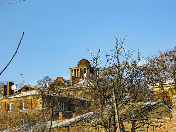 Tanınmış tarihi yapısına sahip sakin, karla kaplı bir köy, kışın ortasında duruyor. Geleneksel mimari çevresi Kostiantynivka, Ukrayna, 01-15-2013