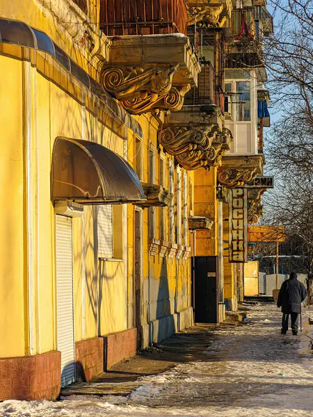 Sabahın erken saatlerinde ya da öğleden sonra çekilen ve üzerinde kar ve Kostiantynivka, Ukrayna, 01-15-2013 tarihli klasik mimari unsurların yer aldığı üç katlı bir sokak manzarası.