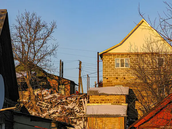 Görüntü, çok katlı binaları, enkazı ve uydu anteniyle hasar görmüş kentsel bir alanı gösteriyor. Olay yeri bulutlu gökyüzü nedeniyle bastırılmış durumda, muhtemelen şeker Kostiantynivka, Ukrayna, 01-15-2013