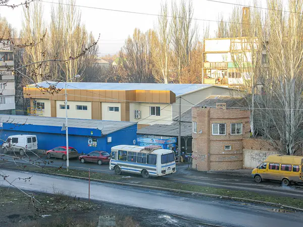 Konut binaları, ticari sanayi yapısı, bulutlu gökyüzü, park edilmiş otobüsler, mavi bina, kırmızı araba, elektrik hatları, çimenli alan, düşük çözünürlüklü Kostiantynivka, Ukrayna, 01-15-2013