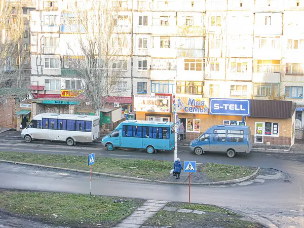 Konut binaları, arabalar, otobüs, yayalar, bulutlu gökyüzü, ıslak zemin, yeni yağan yağmur, otel tabelası, samimi fotoğraf Kostiantynivka, Ukrayna, 01-15-2013