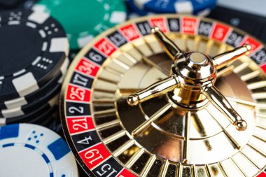 Kumarhanede dönen altın rulet çarkının aksiyon sahnesi, dinamik hareketi ve ilgili oyun heyecanını vurguluyor.