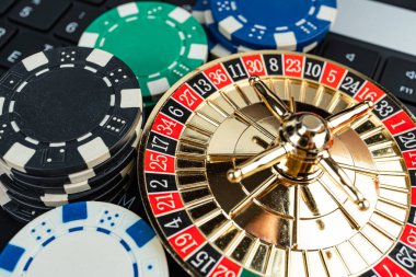 Kumarhane fişleri, kumar, risk ve heyecan taşıyan bir rulet çarkı.