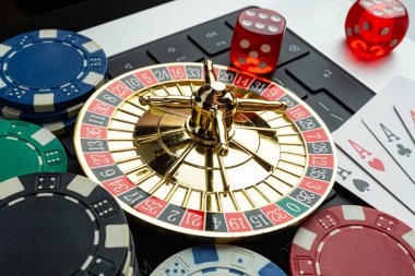 Canlı, karmaşık bir rulet masası, zengin desenli bir yüzeye dağılmış iskambil kağıtları, kumarhaneler, kumarhaneler veya kumarhanelerle ilgili pazarlama malzemeleri için uygun bir kumar ve lüks öneriyor.