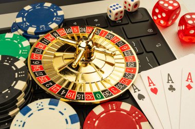 Görüntü, rulet masası, poker kartları ve çiplerle dolu canlı bir kumarhane sahnesini resmediyor. Oyun, eğlence ve muhtemelen online kumar.