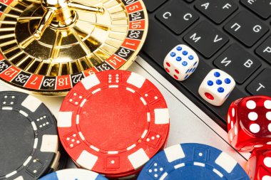 Canlı çipler, zarlar, kartlar ve rulet çarklarıyla dolu bir kumarhane sahnesi. Oyun meraklılarını hedef alan pazarlama kampanyalarında kullanılan kumarhanenin heyecanını gözler önüne seriyor.