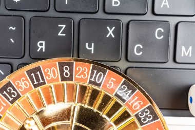 Resim, çevrimiçi oyunlar, pazarlar ve sosyal medya eğilimleri gibi dijital aktivitelerde rastgeleliği veya şansı simgeleyen bir bilgisayar klavyesinde zarları gösteriyor.