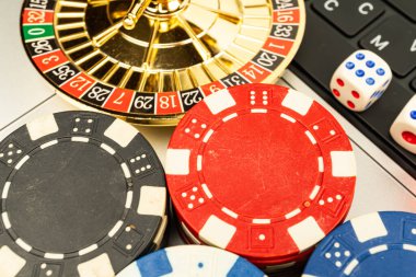 İmaj, kumarhane oyunlarının öğelerinin yer aldığı tanıtım amaçlı bir fotoğraf makinesidir. Oyun kartları, kumar makineleri ve zarlar da dahil.