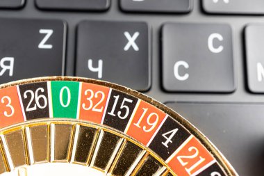 Rulet çarkının yan yana getirilmesi, altın, kırmızı, siyah ve klavye, teknoloji veya çevrimiçi oyunlarda risk almayı sembolize eder, şans, strateji ve gelenek, modernliğe karşı davaları çağrıştırır.