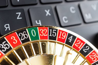 Sıfır numaraya odaklanmış bir dijital rulet oyunu, potansiyel bir galibiyet ya da oyun başlamasını önerir. Bulanık klavye arkaplanı, gerçek ve sanal oyun eski karışımı bir teknoloji tabanlı ayar gerektirir.