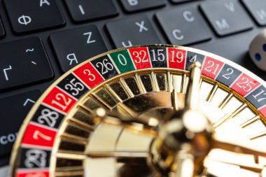 Bulanık bir arkaplanda dönen rulet çarkının yakın plan görüntüsü, muhtemelen kumarhane oyunları veya online kumar için.