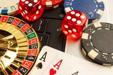 Hareketli kırmızı zarlar ve kartlarla dolu kumarhane sahnesi rulet masasında hızlı adımlı bir ortam, poker, blackjack ya da rulet oyunlarını çağrıştıran bulanık arkaplan taşıma hareketi,