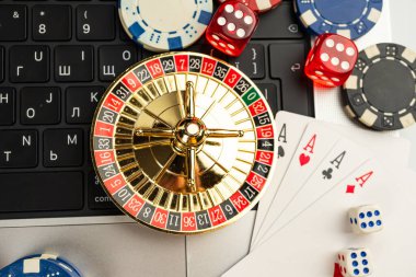 Görüntü, online oyun ortamında kumar öğelerinin promosyonal veya kavramsal bir tasvirini içeriyor, muhtemelen teknolojiyi kumarhane oyunlarıyla harmanlıyor.