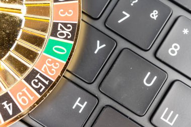 Rulet tekerleği kaplamalı bir bilgisayar klavyesi şans, risk, kumar ya da teknolojiyi temsil ediyor.