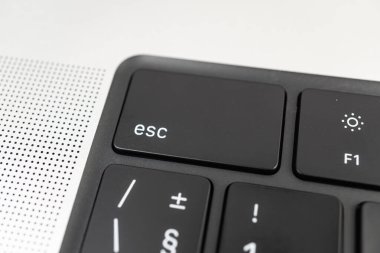 Etiketli ESC tuş işlevi tuşları F1-F12 ve sayısal ped düzeni odaklı modern, minimalist bir dizüstü bilgisayarın yakın plan görüntüsü görünür