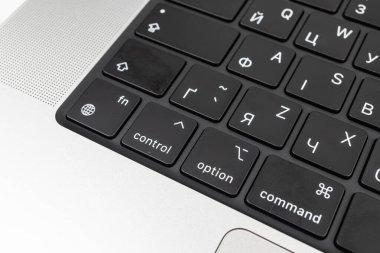 Keskin, bulanık bir klavyenin yakın plan görüntüsü komut tuşuna odaklanıyor, teknoloji pazarlama materyalleri için...