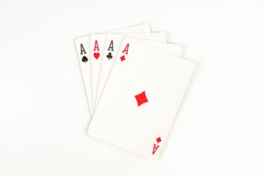 Görüntü pokerde bir çift maça ası ve sinek ası gösteriyor.