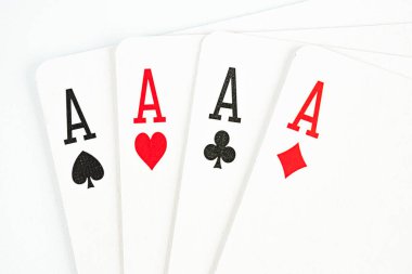 Dört maça ası ve iki karo papazıyla kazanan bir poker elin yakın plan görüntüsü.