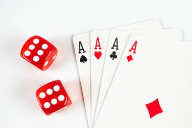Oyun, eğlence ve hastanedeki pazarlama materyalleri için kumar ya da kumarhane faaliyetlerine işaret eden, üzerinde A olan iki kırmızı zarın görüntüsü.