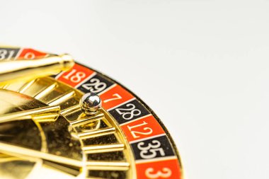 Kumarhane ruleti resmi, parlak altın süslemeli, beyaz keçeli zengin kırmızı numaralar, 1 'den 36' ya değişen siyah ve kırmızı numaralar, tek sıfır, ve parlayan metalik bir orta parça Con