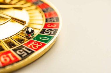 Rulet çarkının yakın plan çekimi, bahis numaralarına odaklanmak siyah metin, kırmızı ve yeşil bölümler görünür, lüks ışıklandırma