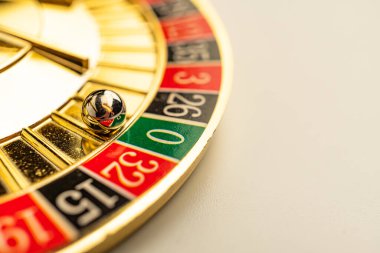 Lüks bir kumarhanede dönen altın toplu rulet tekerleği...