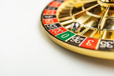 Altın rulet çarkına yakın çekim, kırmızı ve yeşil sayılar, kumar cazibesi