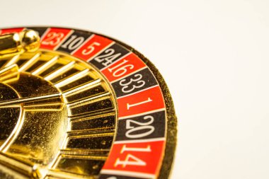 Dönen makaralı altın renkli, parlak bir kumar makinesinin yakın çekim görüntüsü