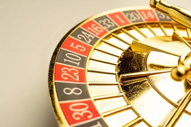 Dönen altın rulet çarkına yakın çekim, belirsizlik veya potansiyel servet önerisi şans, kumar, şans, lüks ve şans oyunları gibi temaları temsil eder.
