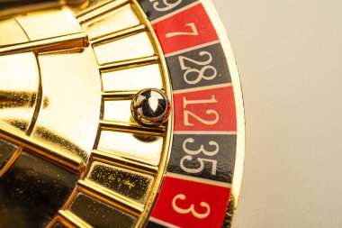 Lüks bir rulet tekerleğinin yakın çekimi, oyun oynamaya hazır.