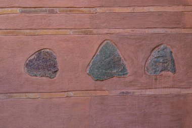 Kayalık bir duvarda antik ya da yıpranmış bir sanat eseri, tarihi ve kültürel önemi yayıyor, pazarlama kampanyaları için uygun miras, zanaat, doğal güzellik, zaman, sanat,