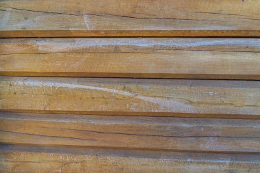 Tahıl desenli yıpranmış ahşap bir panel, doğal ışıkta sergilenmiş, yaşlı ya da kırsal bir estetik...