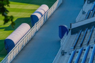 Bal peteği oturma düzenine sahip boş bir stadyumun havadan görünüşü, olay öncesi ya da sonrası olayı akla getiriyor