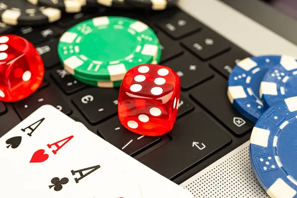 Görüntü, poker fişleri, maça as ve zar oyunlarının vurgulandığı kumarhane oyunları koleksiyonunu gayri resmi bir ortamda gösterir. Tema kumar, kumar veya sanal oyunlarla ilgilidir.