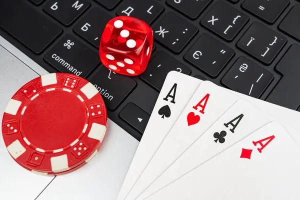 İmaj, kumarhane oyunlarında sıklıkla kullanılan Maça Ası, poker fişleri, zar ve kart gibi kumar ürünlerini sergiliyor. Görüntüler, şans, risk, heyecan ve oyun için eğlence temalarını taşıyor.