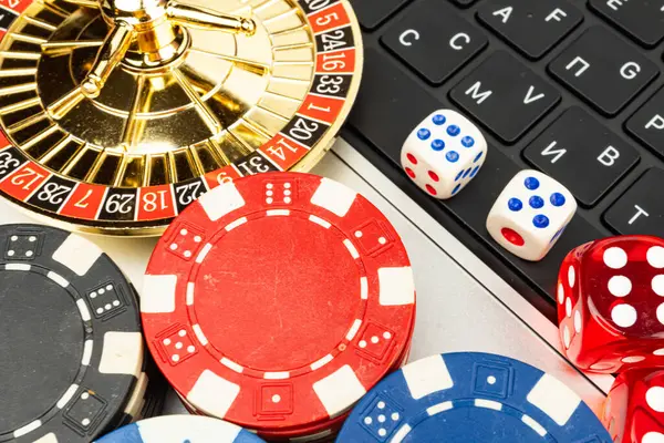 Canlı çipler, zarlar, kartlar ve rulet çarklarıyla dolu bir kumarhane sahnesi. Oyun meraklılarını hedef alan pazarlama kampanyalarında kullanılan kumarhanenin heyecanını gözler önüne seriyor.