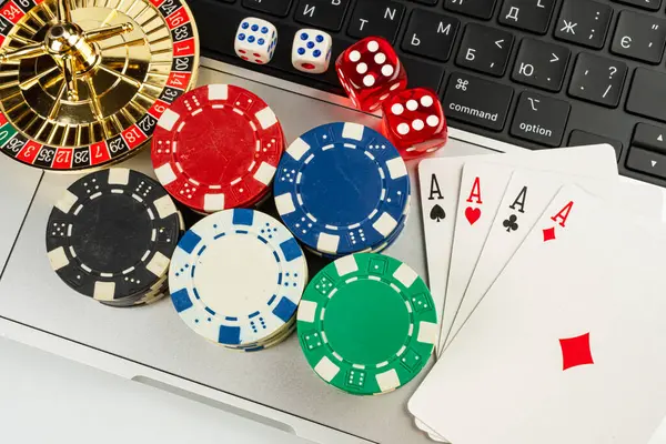 Kumarhane fişleri, iskambil kağıtları ve rulet çarklarının renkli bir koleksiyonu.