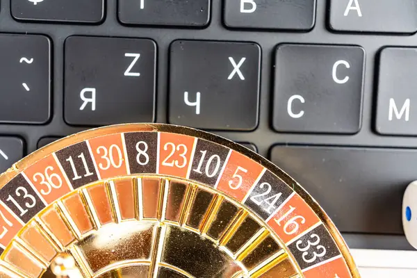 Resim, çevrimiçi oyunlar, pazarlar ve sosyal medya eğilimleri gibi dijital aktivitelerde rastgeleliği veya şansı simgeleyen bir bilgisayar klavyesinde zarları gösteriyor.