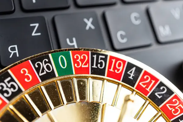 Sıfır numaraya odaklanmış bir dijital rulet oyunu, potansiyel bir galibiyet ya da oyun başlamasını önerir. Bulanık klavye arkaplanı, gerçek ve sanal oyun eski karışımı bir teknoloji tabanlı ayar gerektirir.