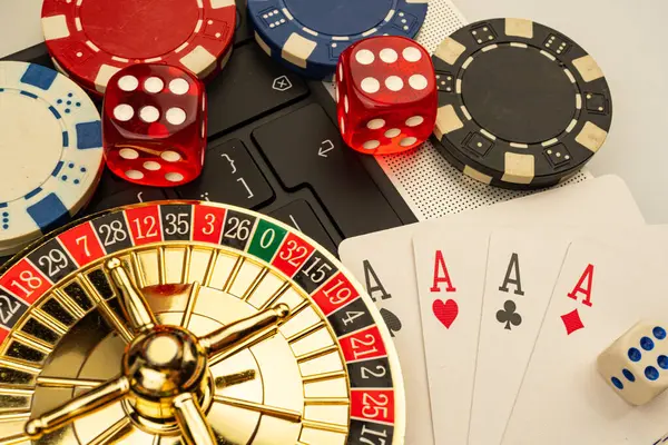 Görüntü, iskambil kağıtları, rulet tekerleği, zar ve nötr zemin içeren bir kumarhane ortamını gösteriyor.